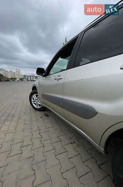 Внедорожник / Кроссовер Toyota RAV4 2002 в 