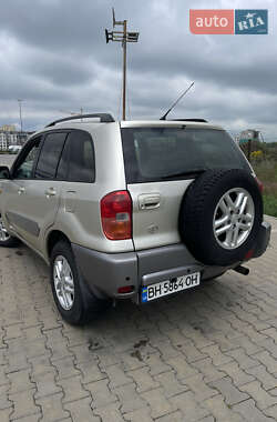 Внедорожник / Кроссовер Toyota RAV4 2002 в 