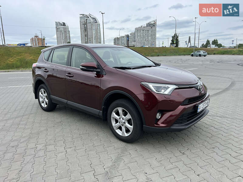 Внедорожник / Кроссовер Toyota RAV4 2017 в 