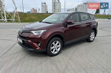 Внедорожник / Кроссовер Toyota RAV4 2017 в 