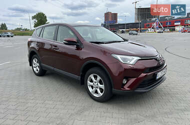 Внедорожник / Кроссовер Toyota RAV4 2017 в 