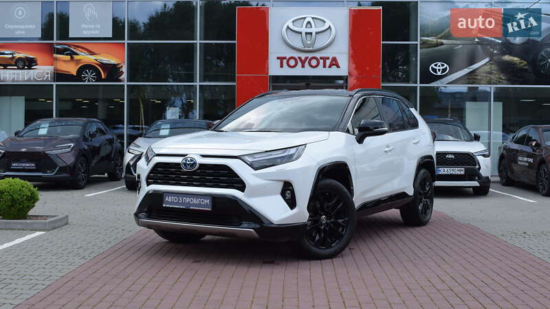 Внедорожник / Кроссовер Toyota RAV4 2023 в 