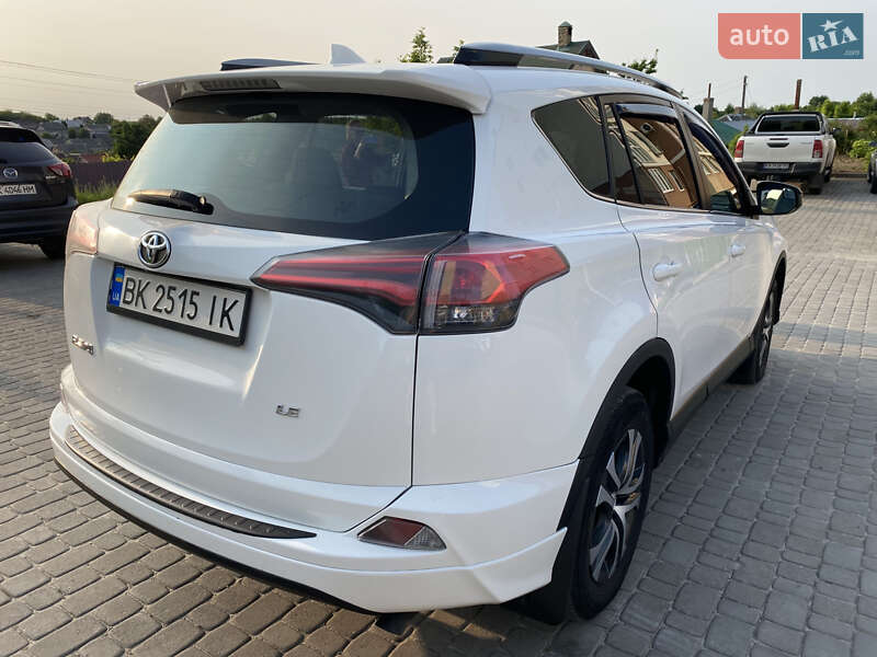 Позашляховик / Кросовер Toyota RAV4 2016 в Рівному