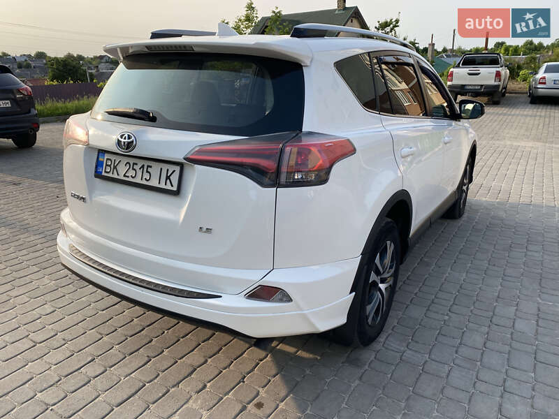 Позашляховик / Кросовер Toyota RAV4 2016 в Рівному