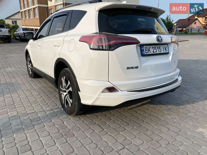 Позашляховик / Кросовер Toyota RAV4 2016 в Рівному