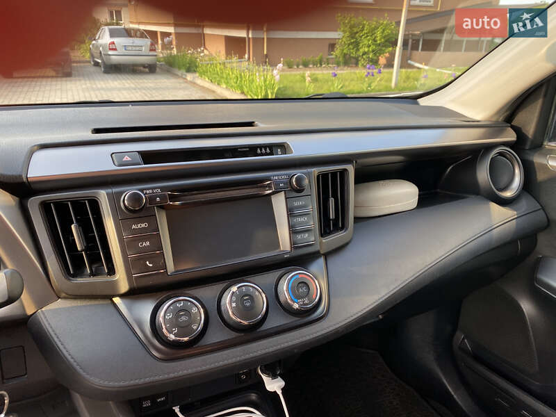 Позашляховик / Кросовер Toyota RAV4 2016 в Рівному