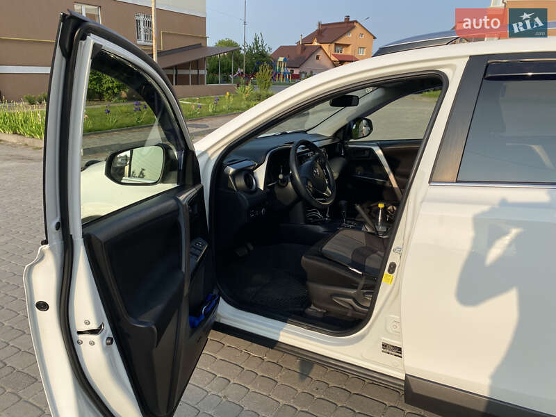 Позашляховик / Кросовер Toyota RAV4 2016 в Рівному