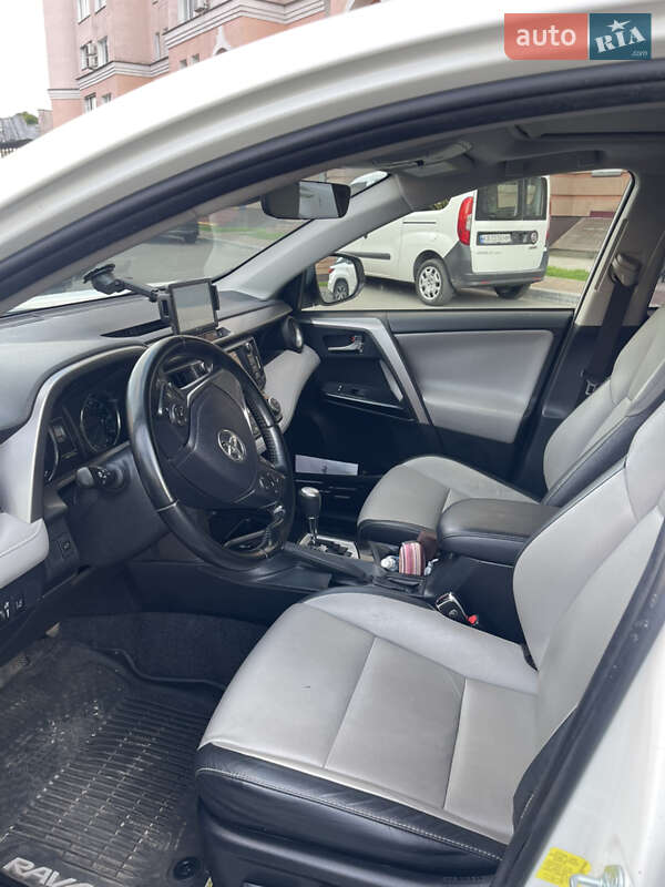 Внедорожник / Кроссовер Toyota RAV4 2017 в Киеве