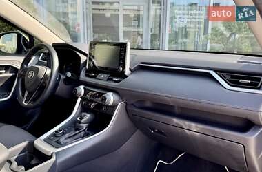 Внедорожник / Кроссовер Toyota RAV4 2020 в 