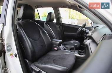 Позашляховик / Кросовер Toyota RAV4 2011 в 