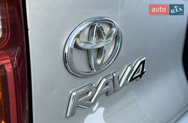 Позашляховик / Кросовер Toyota RAV4 2005 в 