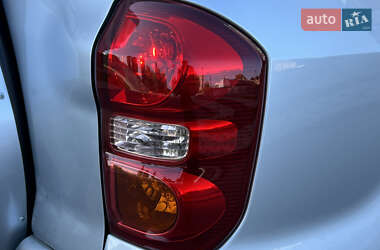 Позашляховик / Кросовер Toyota RAV4 2005 в 