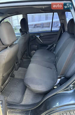 Внедорожник / Кроссовер Toyota RAV4 2004 в 