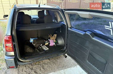 Внедорожник / Кроссовер Toyota RAV4 2004 в 
