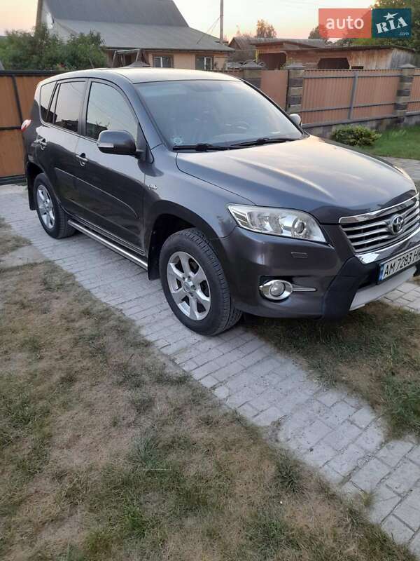 Внедорожник / Кроссовер Toyota RAV4 2011 в Звягеле