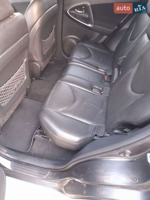 Внедорожник / Кроссовер Toyota RAV4 2011 в Звягеле