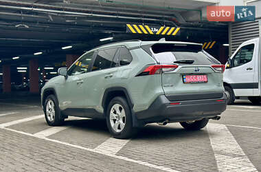 Внедорожник / Кроссовер Toyota RAV4 2020 в 