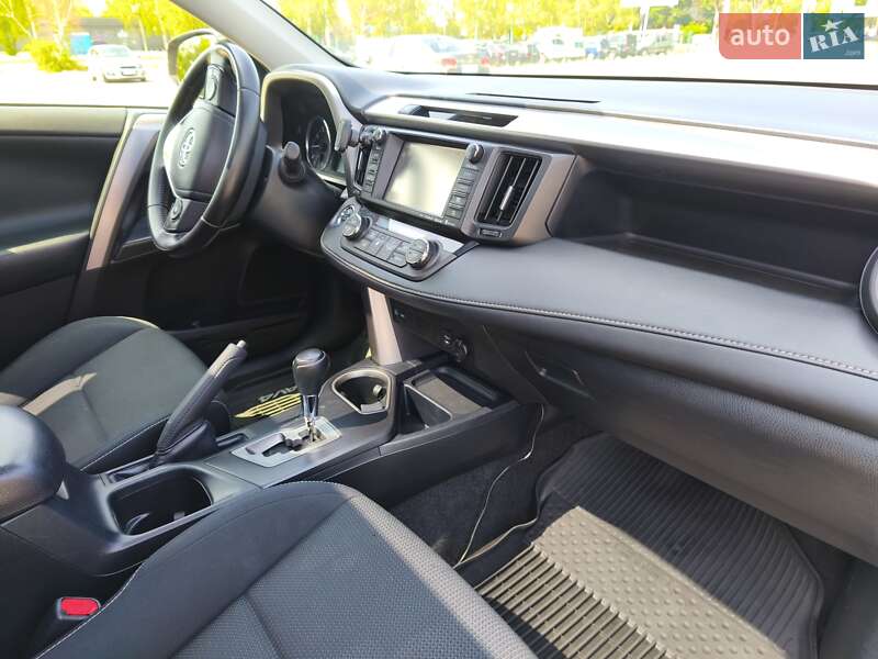 Позашляховик / Кросовер Toyota RAV4 2016 в Запоріжжі