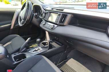 Внедорожник / Кроссовер Toyota RAV4 2016 в 