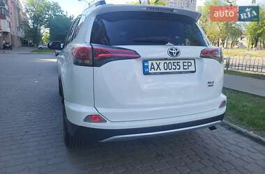 Внедорожник / Кроссовер Toyota RAV4 2017 в 