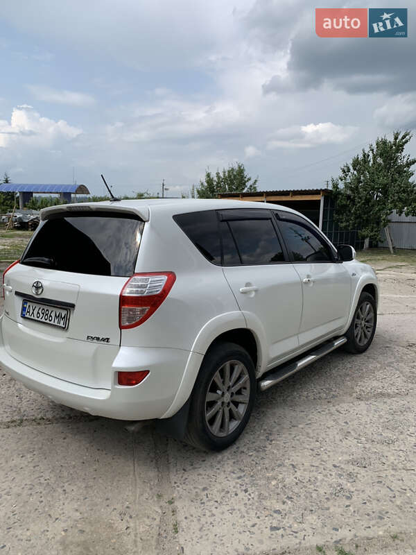 Внедорожник / Кроссовер Toyota RAV4 2012 в Богодухове