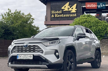 Внедорожник / Кроссовер Toyota RAV4 2020 в Ровно