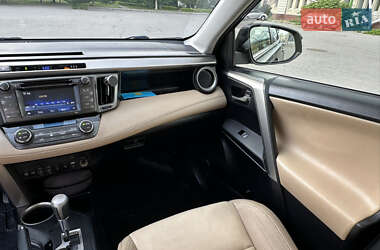 Внедорожник / Кроссовер Toyota RAV4 2015 в 