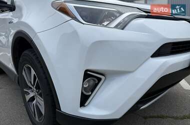 Внедорожник / Кроссовер Toyota RAV4 2018 в 