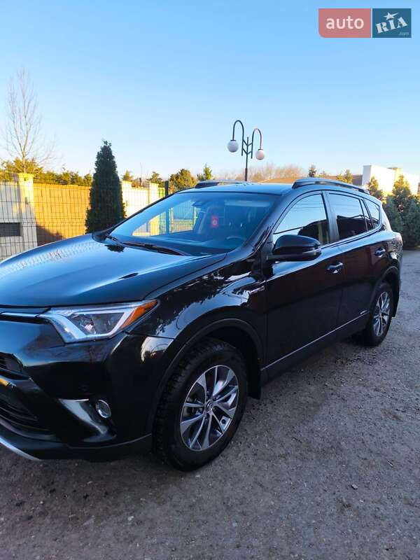 Внедорожник / Кроссовер Toyota RAV4 2018 в 