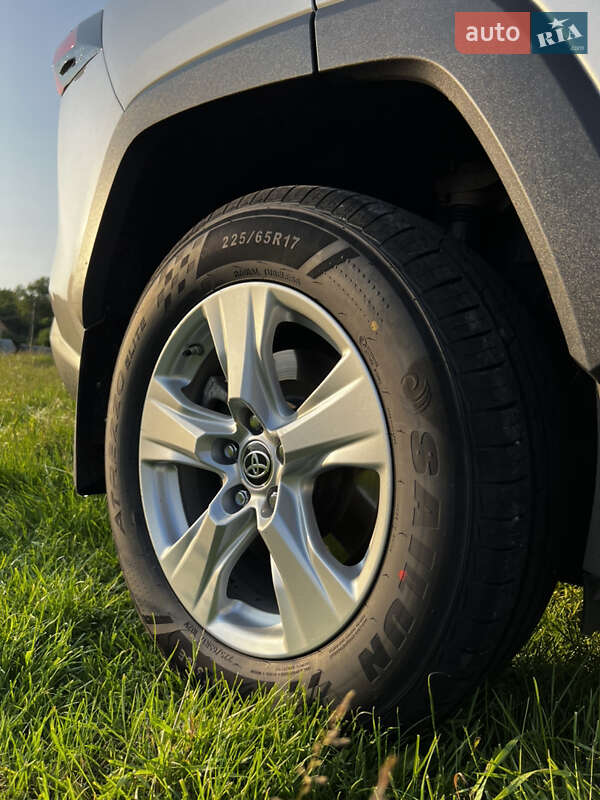 Внедорожник / Кроссовер Toyota RAV4 2021 в Сквире