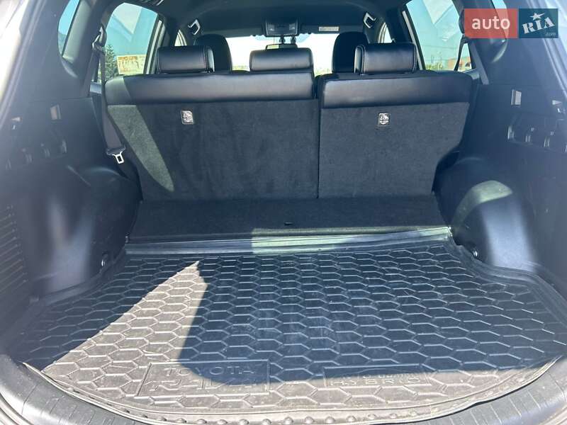 Позашляховик / Кросовер Toyota RAV4 2017 в Хусті