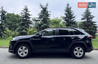 Позашляховик / Кросовер Toyota RAV4 2021 в 