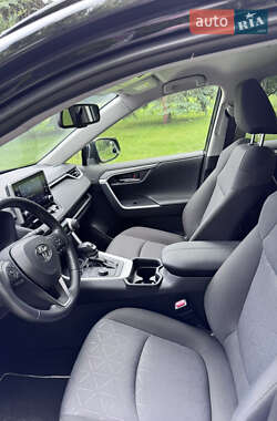 Позашляховик / Кросовер Toyota RAV4 2021 в 