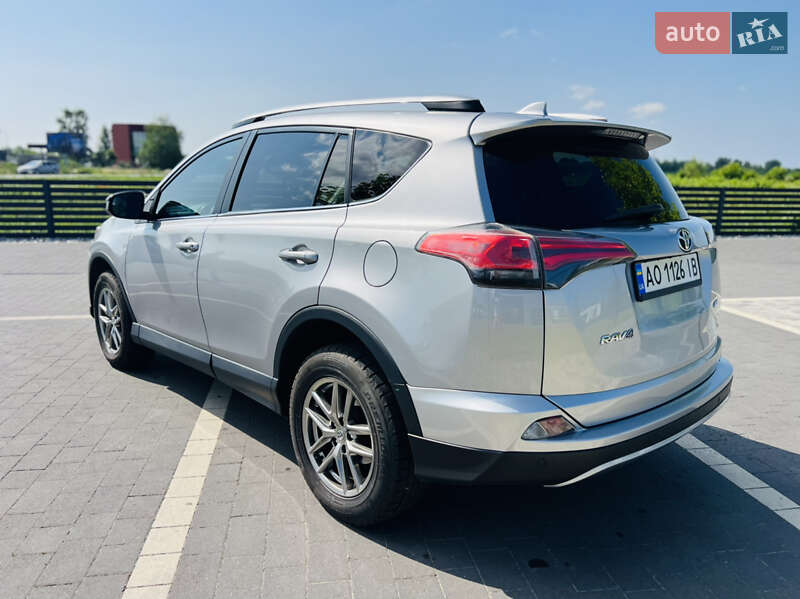 Внедорожник / Кроссовер Toyota RAV4 2017 в Мукачево