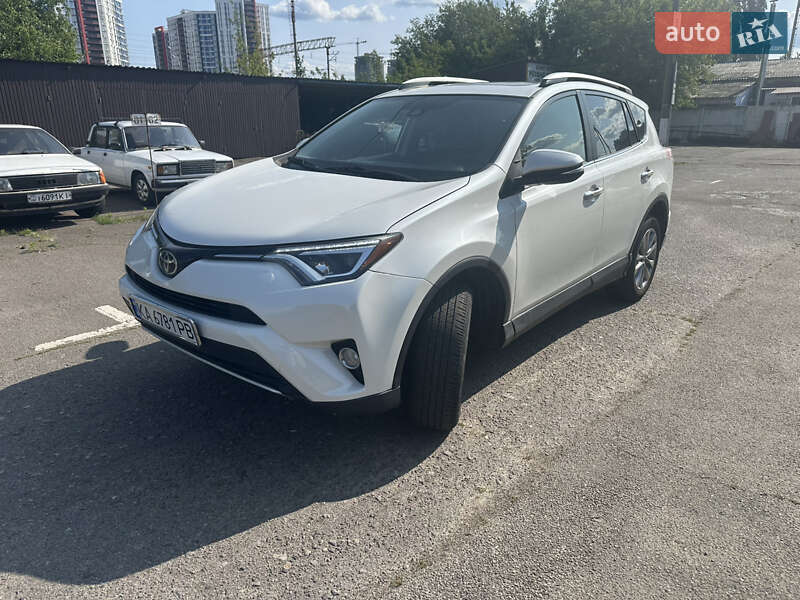 Внедорожник / Кроссовер Toyota RAV4 2016 в Киеве
