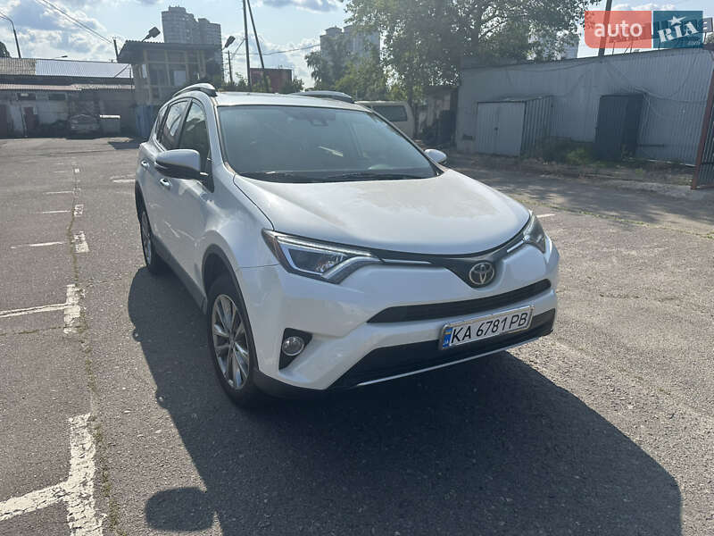 Внедорожник / Кроссовер Toyota RAV4 2016 в Киеве