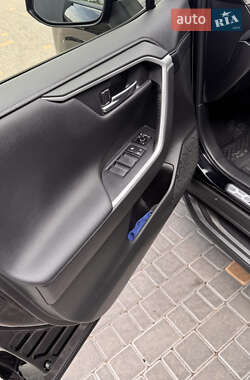Внедорожник / Кроссовер Toyota RAV4 2020 в 