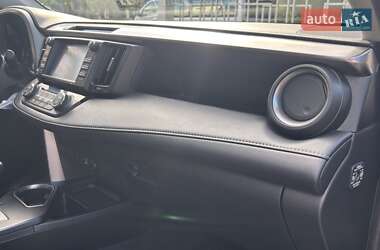 Позашляховик / Кросовер Toyota RAV4 2016 в 