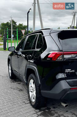 Внедорожник / Кроссовер Toyota RAV4 2021 в 
