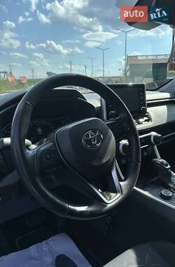 Позашляховик / Кросовер Toyota RAV4 2020 в 