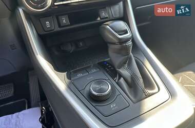 Позашляховик / Кросовер Toyota RAV4 2020 в 