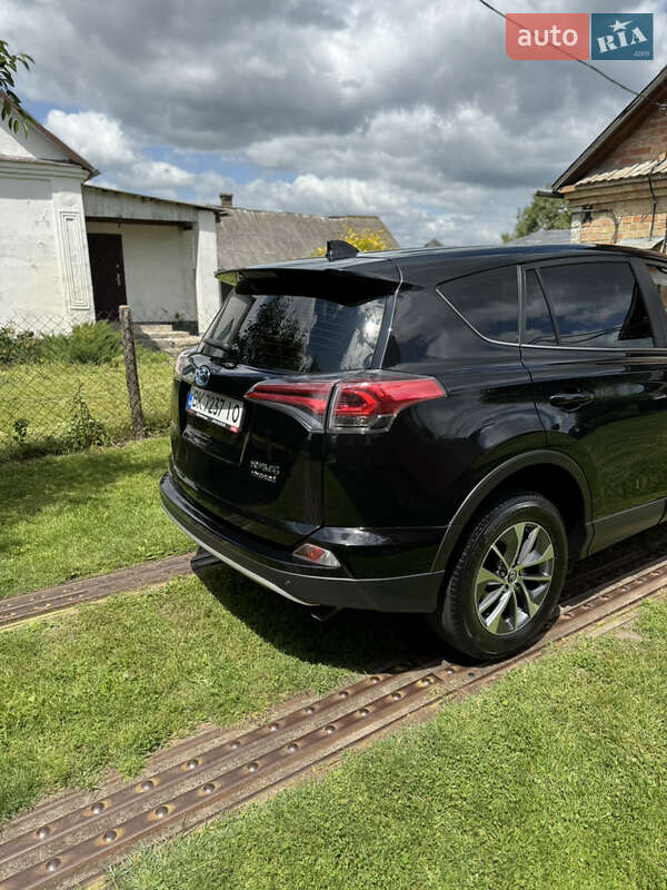 Внедорожник / Кроссовер Toyota RAV4 2017 в Ровно