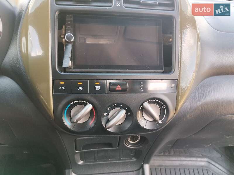 Позашляховик / Кросовер Toyota RAV4 2003 в Ізюмі