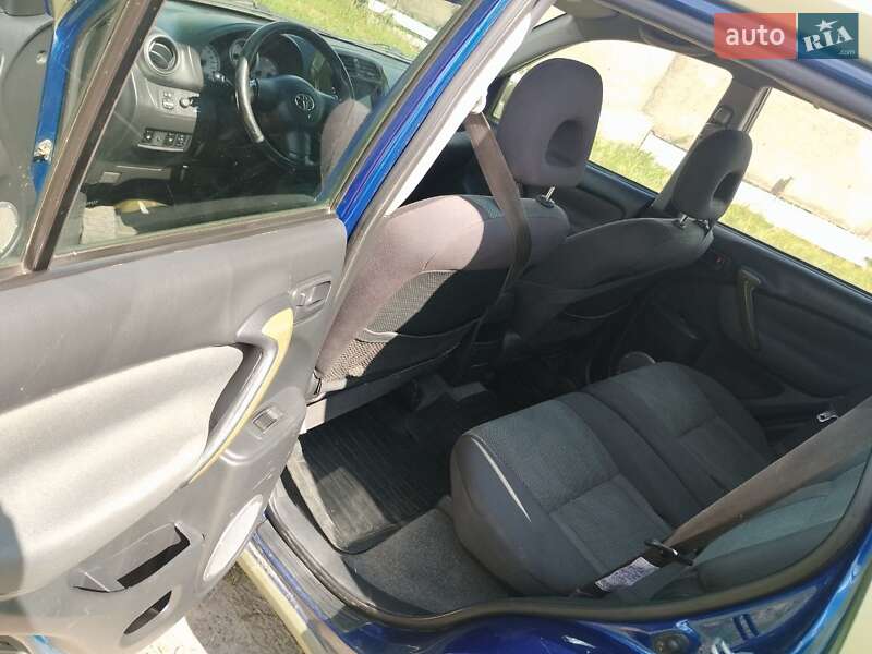 Позашляховик / Кросовер Toyota RAV4 2003 в Ізюмі