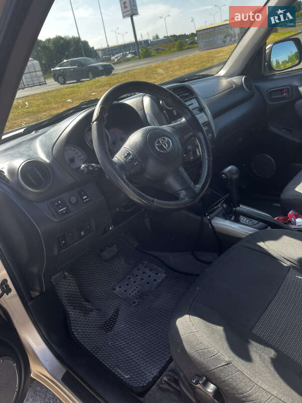Внедорожник / Кроссовер Toyota RAV4 2004 в Виннице