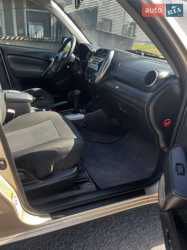 Внедорожник / Кроссовер Toyota RAV4 2004 в Виннице