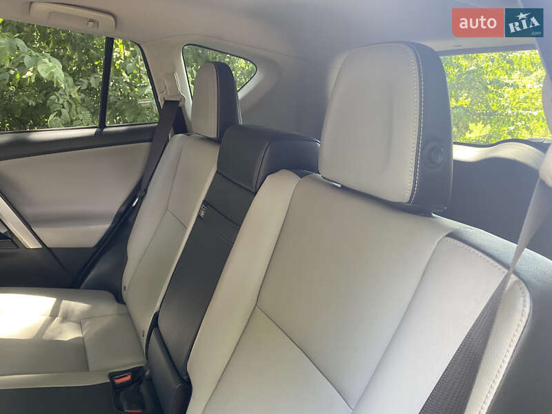 Позашляховик / Кросовер Toyota RAV4 2016 в Полтаві