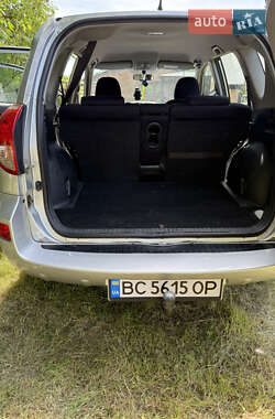 Позашляховик / Кросовер Toyota RAV4 2005 в 