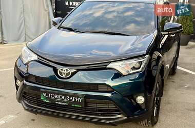 Позашляховик / Кросовер Toyota RAV4 2017 в 