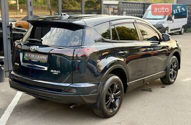Позашляховик / Кросовер Toyota RAV4 2017 в 